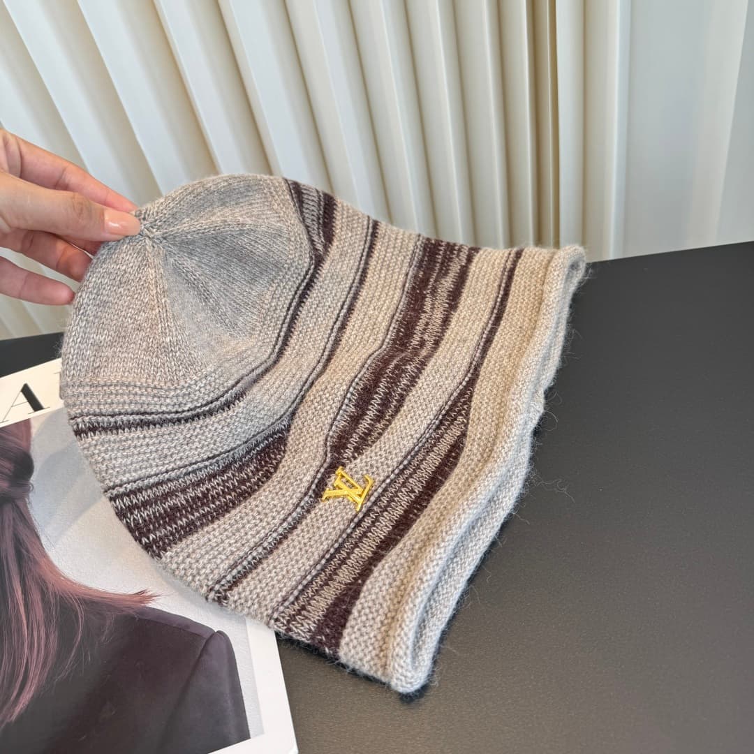 C29903 The new LV-style knitted cap features high-quality materials and a stylish look. It’s absolutely amazing! The quality is excellent, and it goes well with any outfit. It’s a must-have item for those who want to stay trendy. Buy it now! — image 6