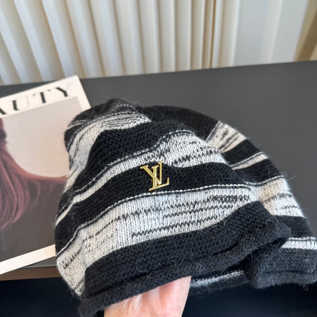 C29904 The new LV-style knitted cap features high-quality materials and a stylish look. It’s absolutely fantastic! The quality is excellent, and it pairs well with any outfit. It’s a must-have item for those who want to stay trendy. Buy it now! — image 2