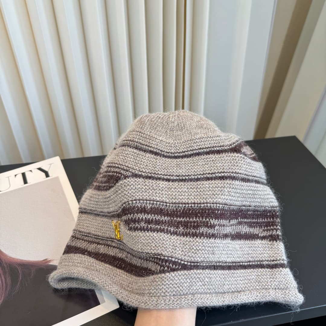 C29903 The new LV-style knitted cap features high-quality materials and a stylish look. It’s absolutely amazing! The quality is excellent, and it goes well with any outfit. It’s a must-have item for those who want to stay trendy. Buy it now! — image 4