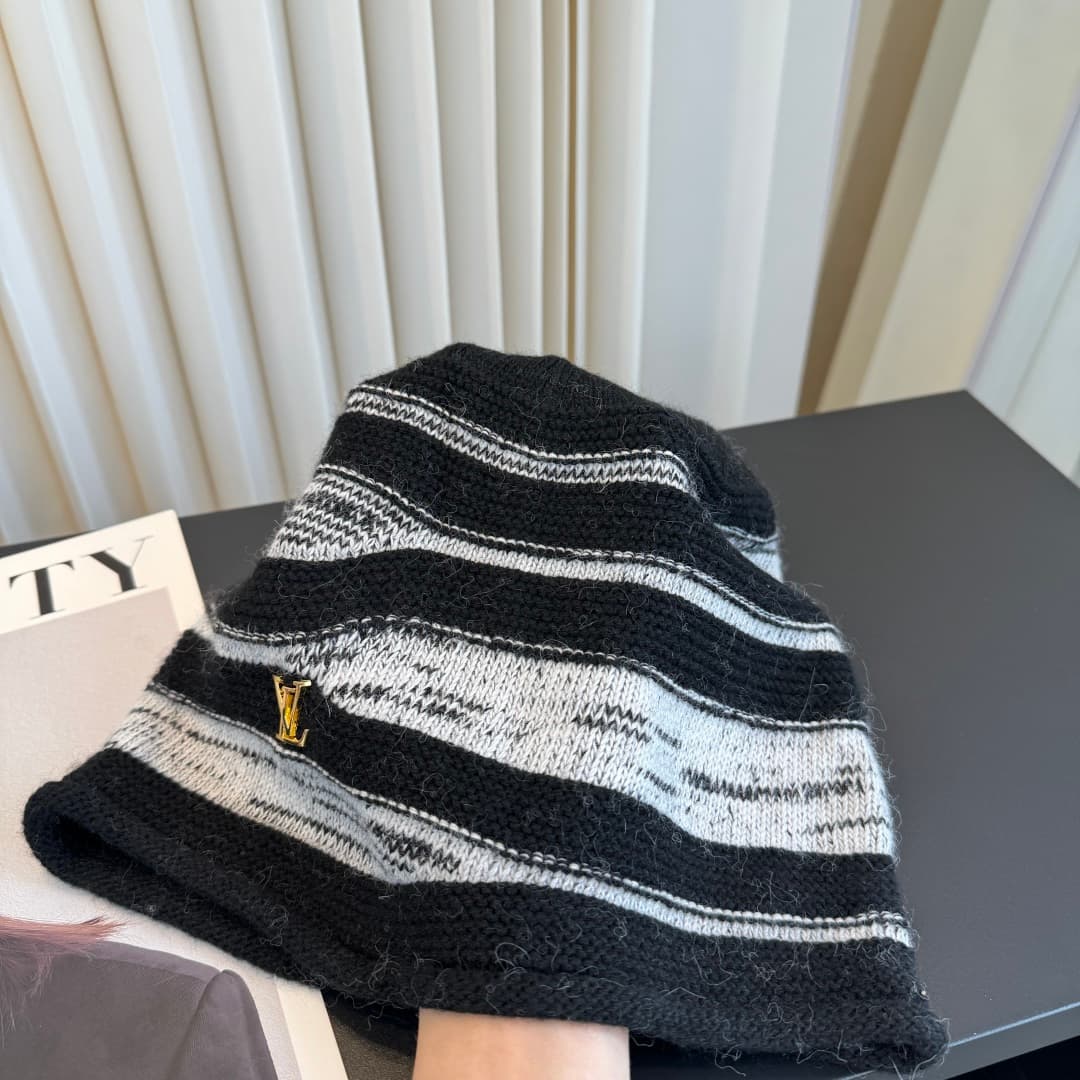 C29904 The new LV-style knitted cap features high-quality materials and a stylish look. It’s absolutely fantastic! The quality is excellent, and it pairs well with any outfit. It’s a must-have item for those who want to stay trendy. Buy it now! — image 7