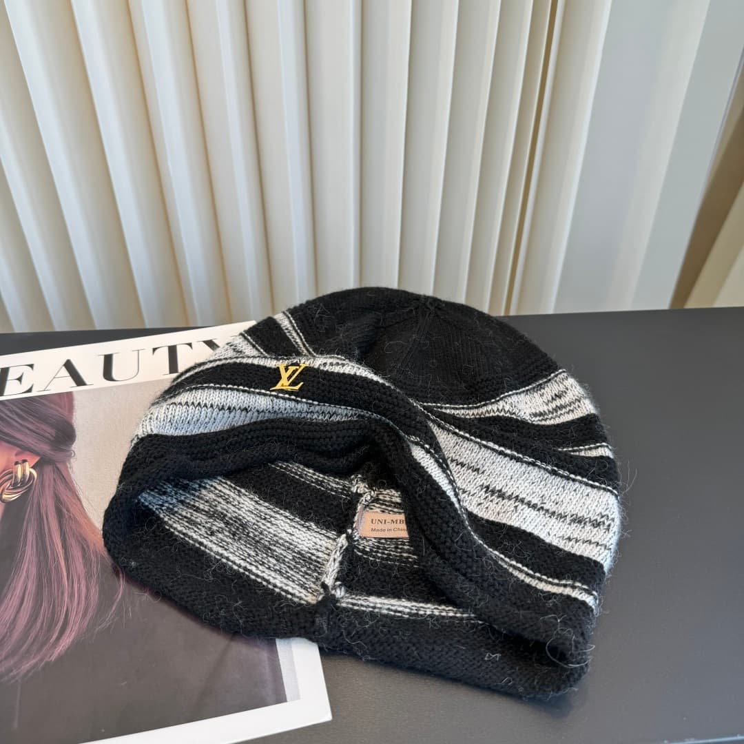 C29904 The new LV-style knitted cap features high-quality materials and a stylish look. It’s absolutely fantastic! The quality is excellent, and it pairs well with any outfit. It’s a must-have item for those who want to stay trendy. Buy it now! — image 6