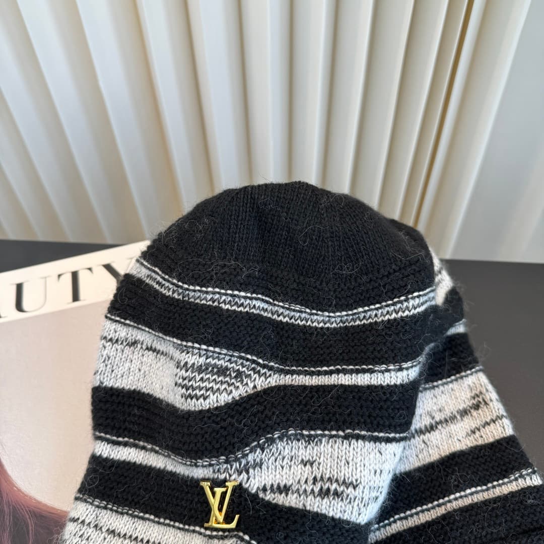 C29904 The new LV-style knitted cap features high-quality materials and a stylish look. It’s absolutely fantastic! The quality is excellent, and it pairs well with any outfit. It’s a must-have item for those who want to stay trendy. Buy it now! — image 3