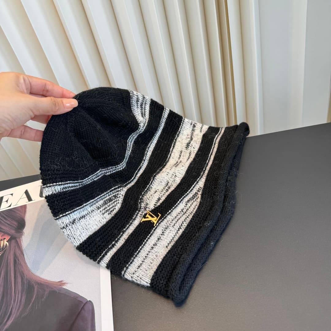 C29904 The new LV-style knitted cap features high-quality materials and a stylish look. It’s absolutely fantastic! The quality is excellent, and it pairs well with any outfit. It’s a must-have item for those who want to stay trendy. Buy it now! — image 5