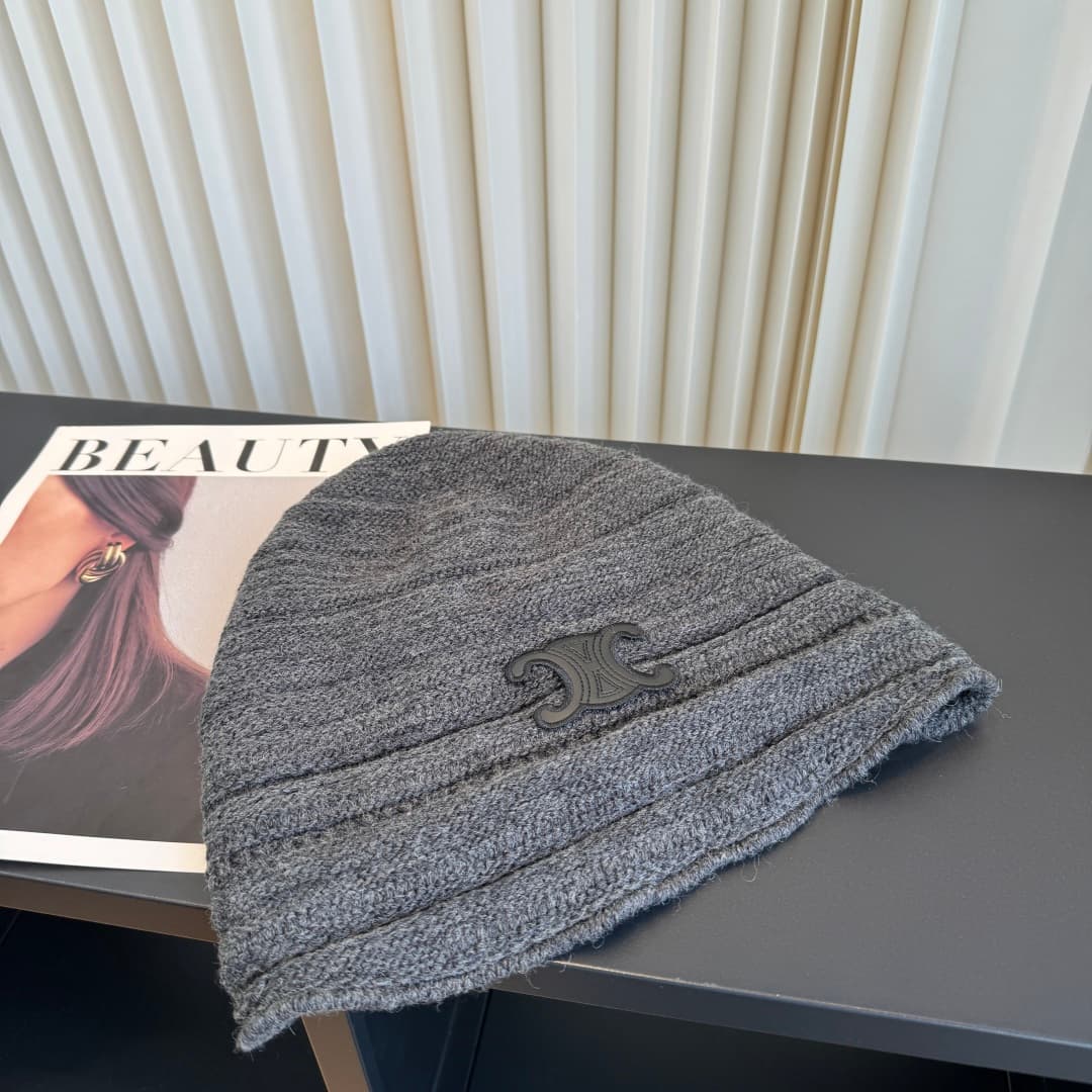 C29902 The new Seline cap features high-quality materials and a stylish look – absolutely amazing! It’s very well-suited for wearing on the street. It’s a must-have item for fashion lovers. Buy it now! — image 2