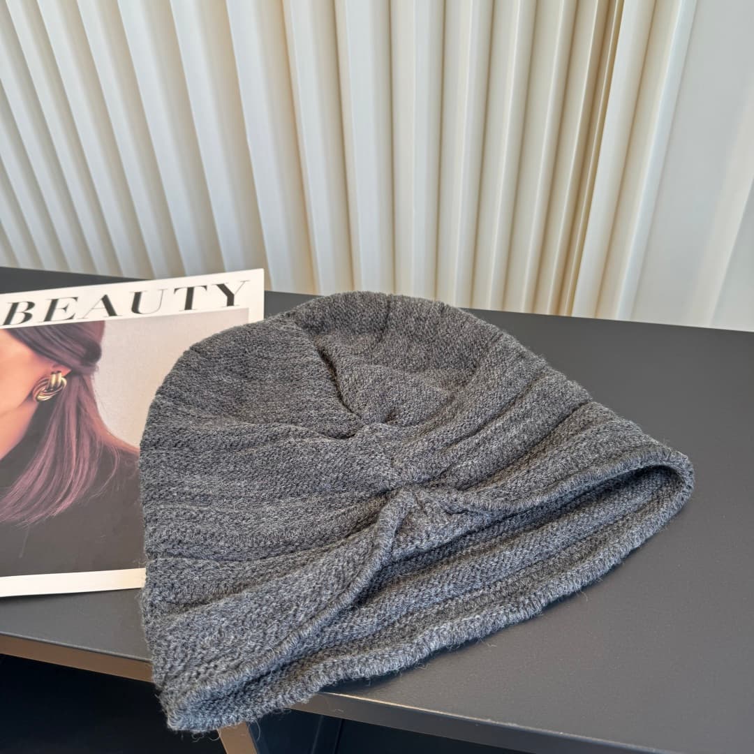 C29902 The new Seline cap features high-quality materials and a stylish look – absolutely amazing! It’s very well-suited for wearing on the street. It’s a must-have item for fashion lovers. Buy it now! — image 5