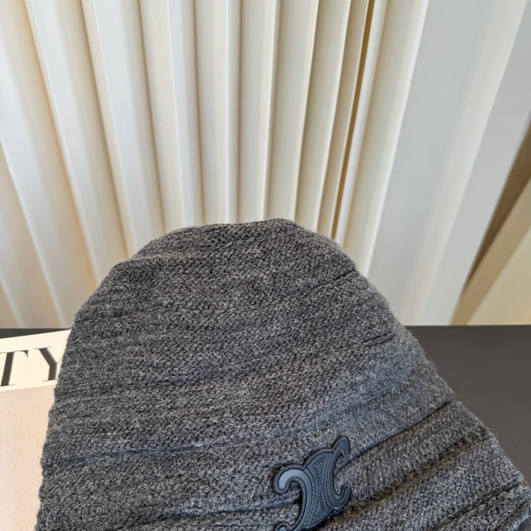 C29902 The new Seline cap features high-quality materials and a stylish look – absolutely amazing! It’s very well-suited for wearing on the street. It’s a must-have item for fashion lovers. Buy it now! — image 4