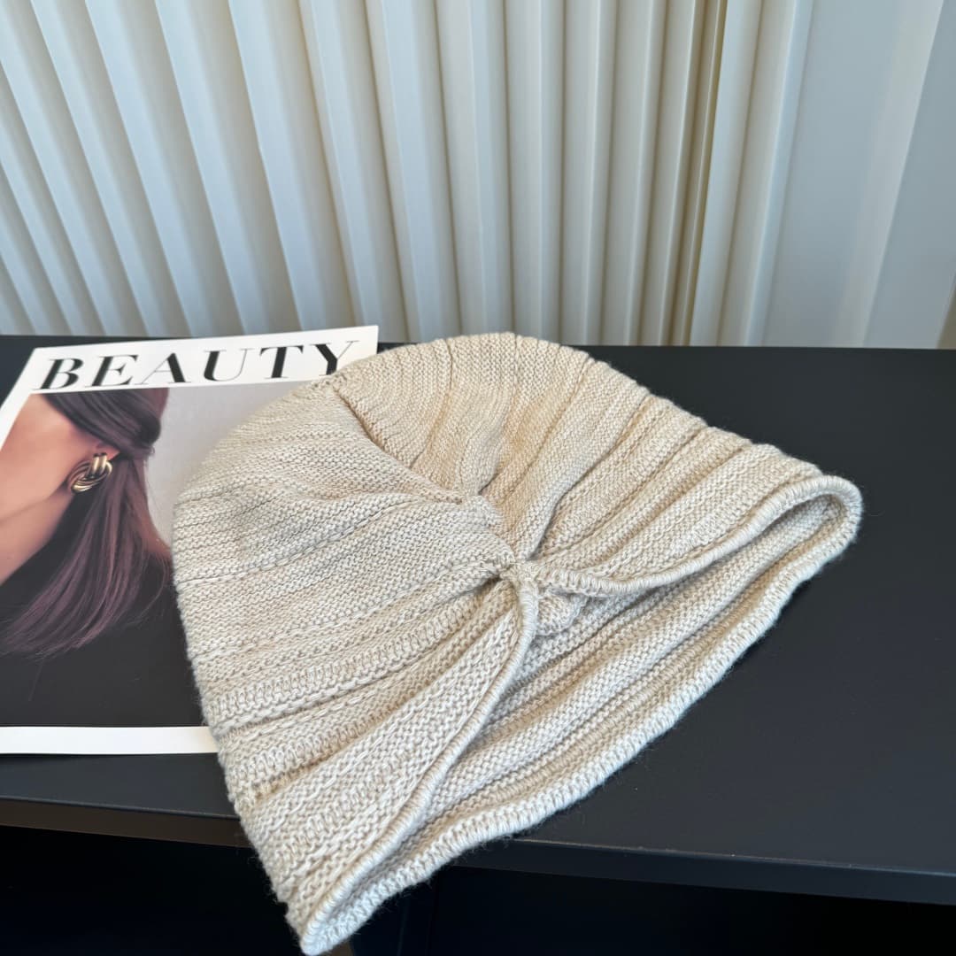 C29901 The new Seline beanie features high-quality materials and a stylish design – absolutely amazing! It’s very attractive and goes well with any outfit. It’s a must-have item for those who want to stay trendy. Buy it quickly! — image 5
