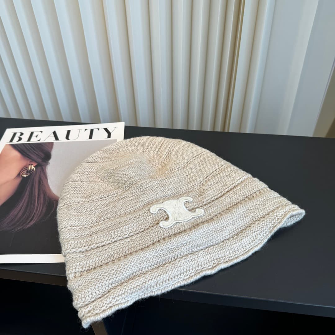 C29901 The new Seline beanie features high-quality materials and a stylish design – absolutely amazing! It’s very attractive and goes well with any outfit. It’s a must-have item for those who want to stay trendy. Buy it quickly! — image 2