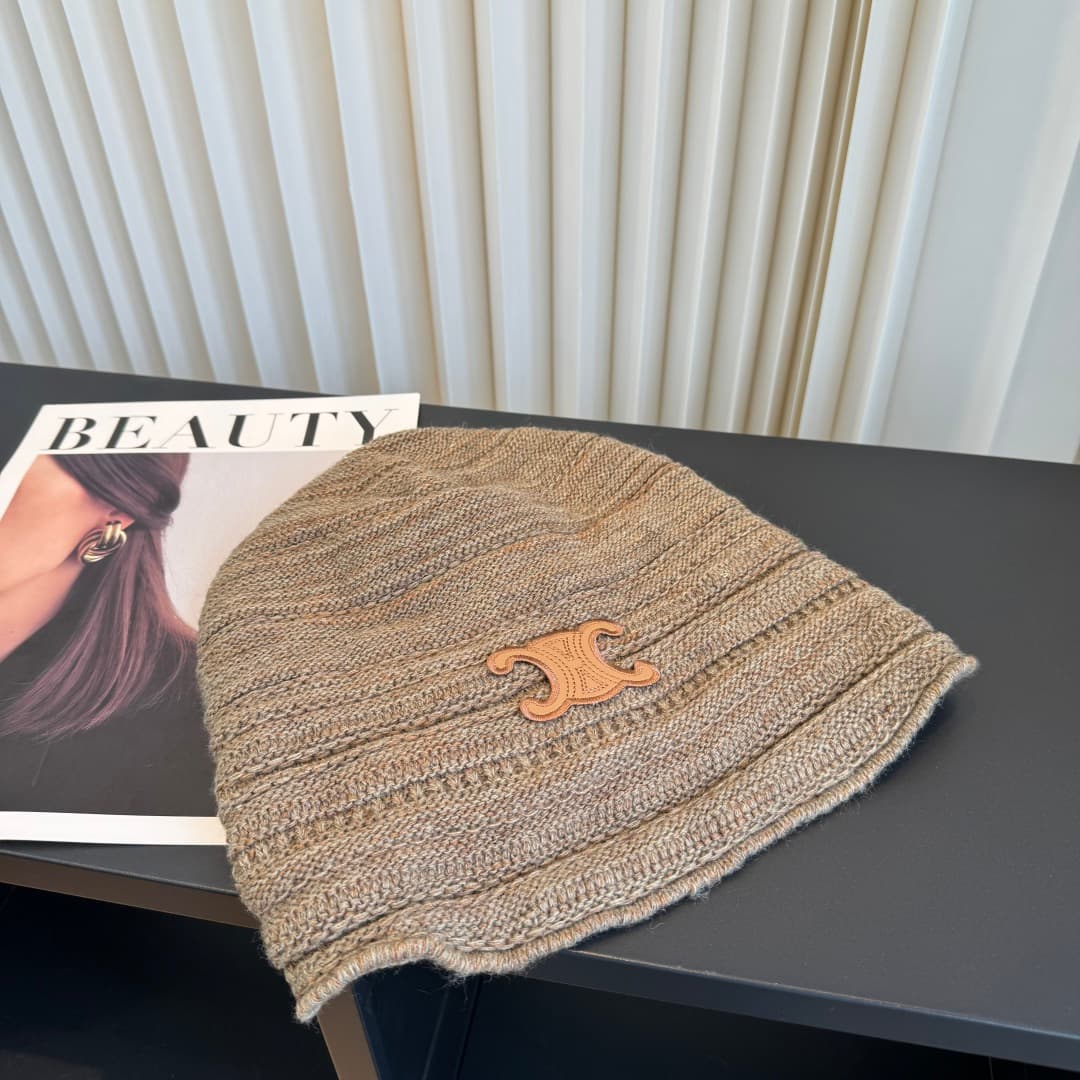 C29900 The new Seline cap features high-quality material and a stylish design. It’s extremely popular! The quality is excellent, and it pairs well with many outfits. It’s a must-have item for any fashion lover. Buy it now! — image 2