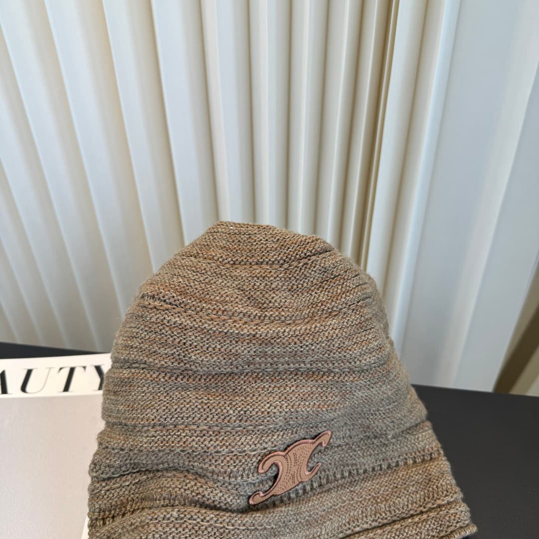 C29900 The new Seline cap features high-quality material and a stylish design. It’s extremely popular! The quality is excellent, and it pairs well with many outfits. It’s a must-have item for any fashion lover. Buy it now! — image 4