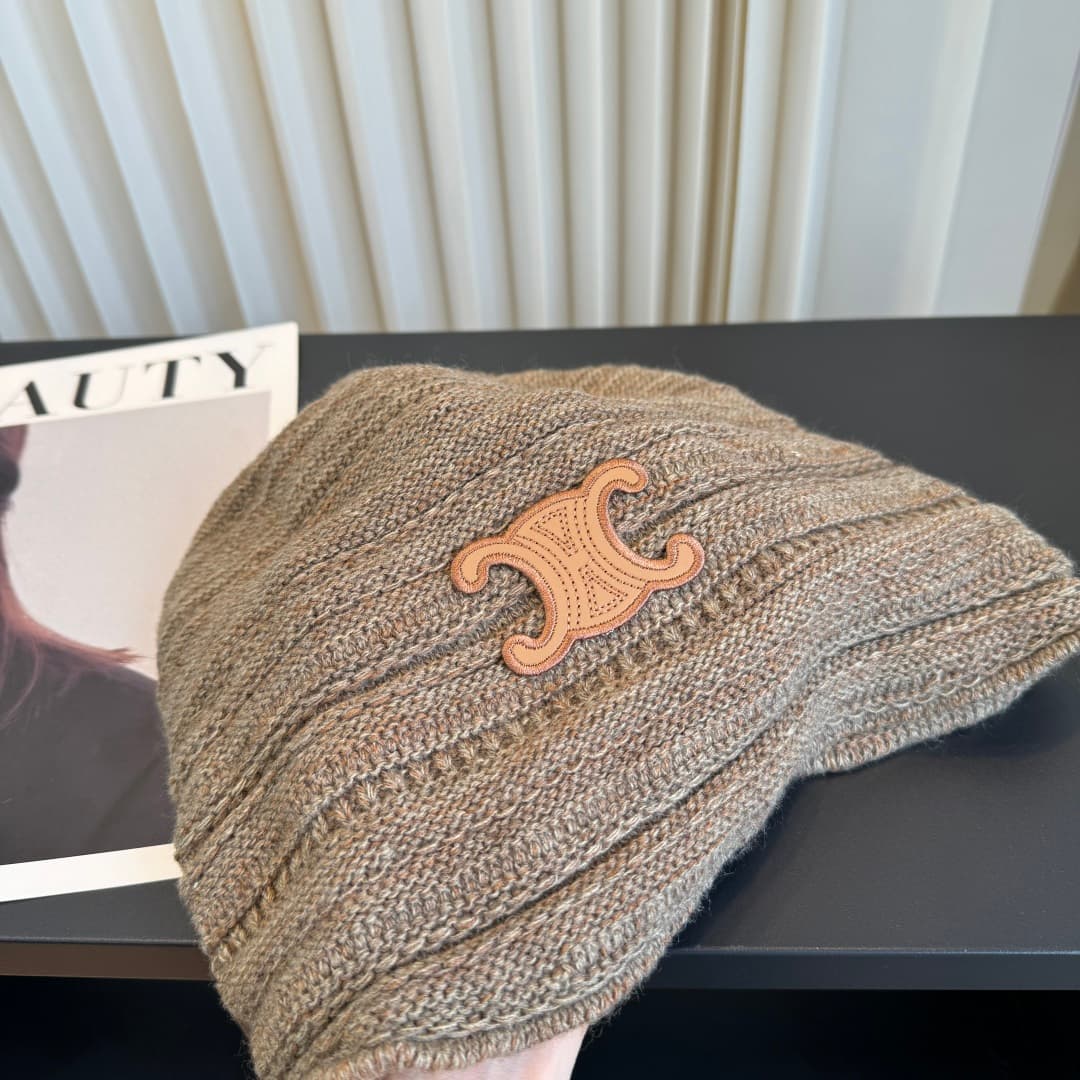 C29900 The new Seline cap features high-quality material and a stylish design. It’s extremely popular! The quality is excellent, and it pairs well with many outfits. It’s a must-have item for any fashion lover. Buy it now! — image 3