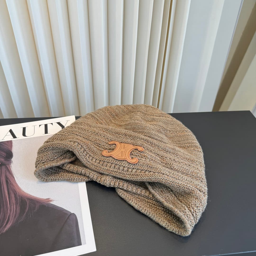 C29900 The new Seline cap features high-quality material and a stylish design. It’s extremely popular! The quality is excellent, and it pairs well with many outfits. It’s a must-have item for any fashion lover. Buy it now! — image 7