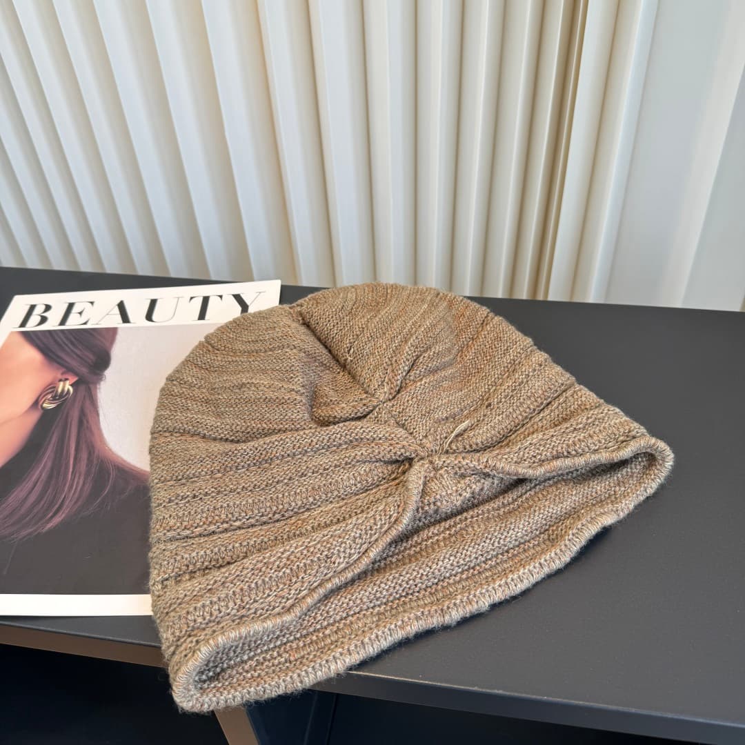 C29900 The new Seline cap features high-quality material and a stylish design. It’s extremely popular! The quality is excellent, and it pairs well with many outfits. It’s a must-have item for any fashion lover. Buy it now! — image 5