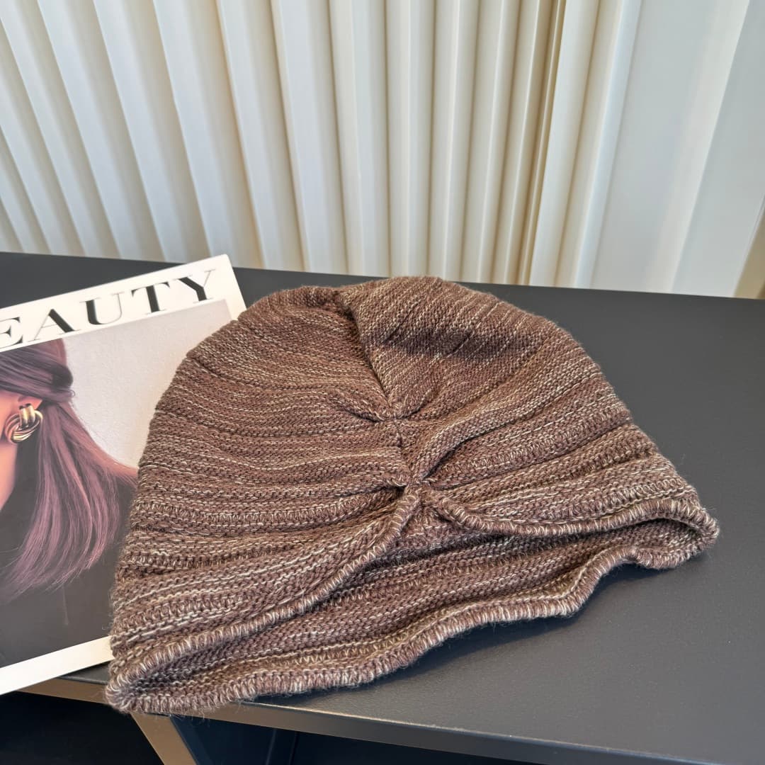 C29899 The new Seline cap features high-quality materials and a stylish look – absolutely amazing! It’s very well-suited for wearing on the street. It’s a must-have item for any fashion lover. Buy it now! — image 5