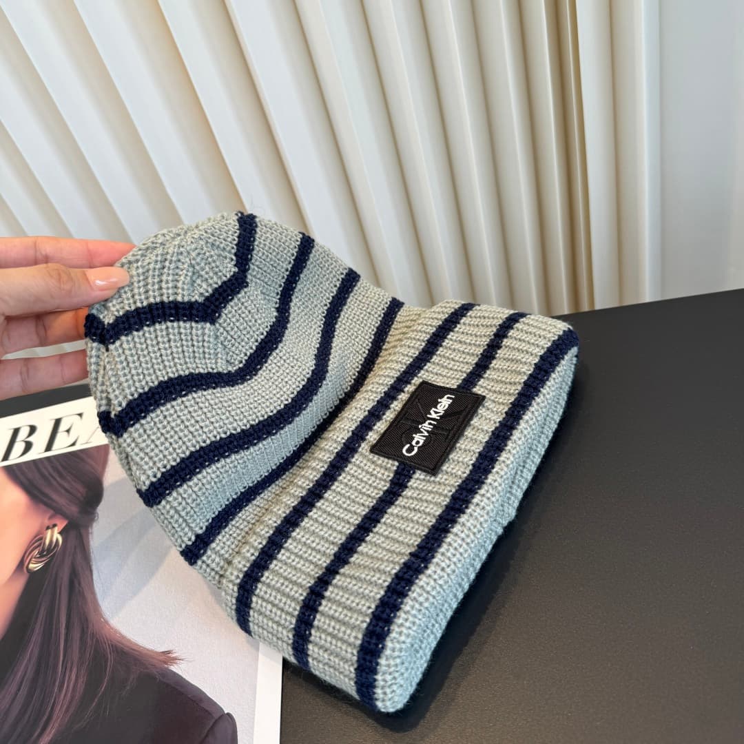 C29898 The new Seline cap features high-quality materials and a stylish design. It’s extremely popular! The quality is excellent, and it pairs well with any outfit. It’s a must-have item for those who go out frequently. Buy it now! — image 7