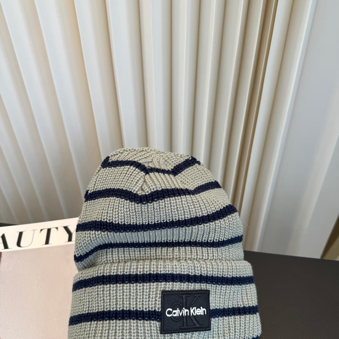 C29898 The new Seline cap features high-quality materials and a stylish design. It’s extremely popular! The quality is excellent, and it pairs well with any outfit. It’s a must-have item for those who go out frequently. Buy it now! — image 5