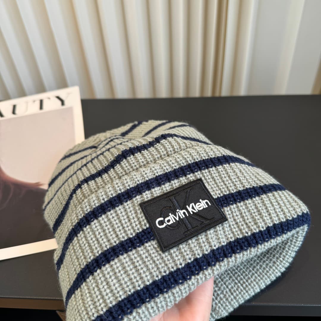 C29898 The new Seline cap features high-quality materials and a stylish design. It’s extremely popular! The quality is excellent, and it pairs well with any outfit. It’s a must-have item for those who go out frequently. Buy it now! — image 4