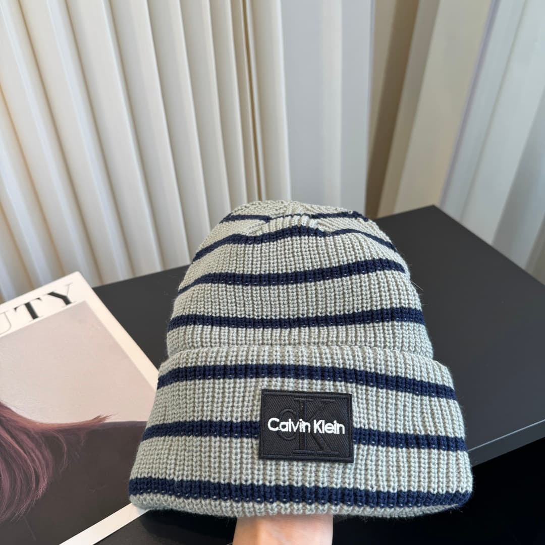 C29898 The new Seline cap features high-quality materials and a stylish design. It’s extremely popular! The quality is excellent, and it pairs well with any outfit. It’s a must-have item for those who go out frequently. Buy it now! — image 3