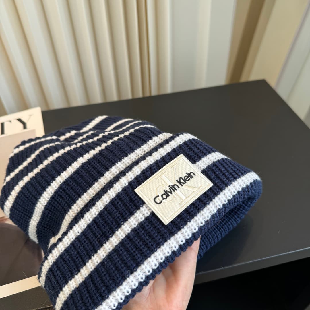 C29897 The new Seline cap features high-quality material and a stylish design. It’s absolutely amazing! The quality is excellent, and it pairs well with any outfit. It’s a must-have item for anyone who goes out in public. Buy it quickly! — image 4
