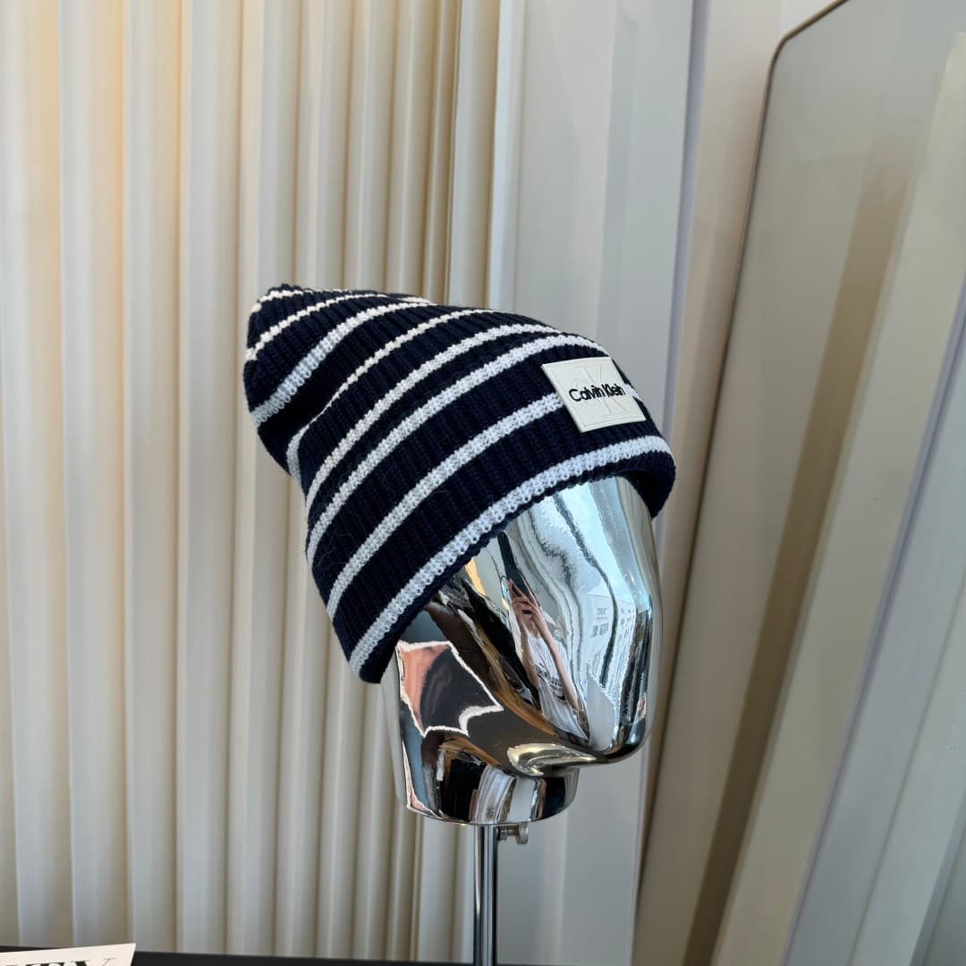 C29897 The new Seline cap features high-quality material and a stylish design. It’s absolutely amazing! The quality is excellent, and it pairs well with any outfit. It’s a must-have item for anyone who goes out in public. Buy it quickly! — image 1