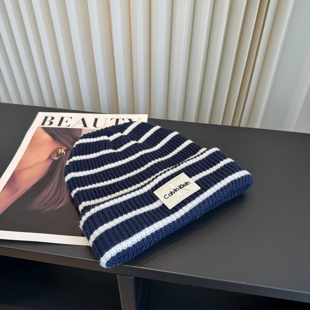 C29897 The new Seline cap features high-quality material and a stylish design. It’s absolutely amazing! The quality is excellent, and it pairs well with any outfit. It’s a must-have item for anyone who goes out in public. Buy it quickly! — image 2