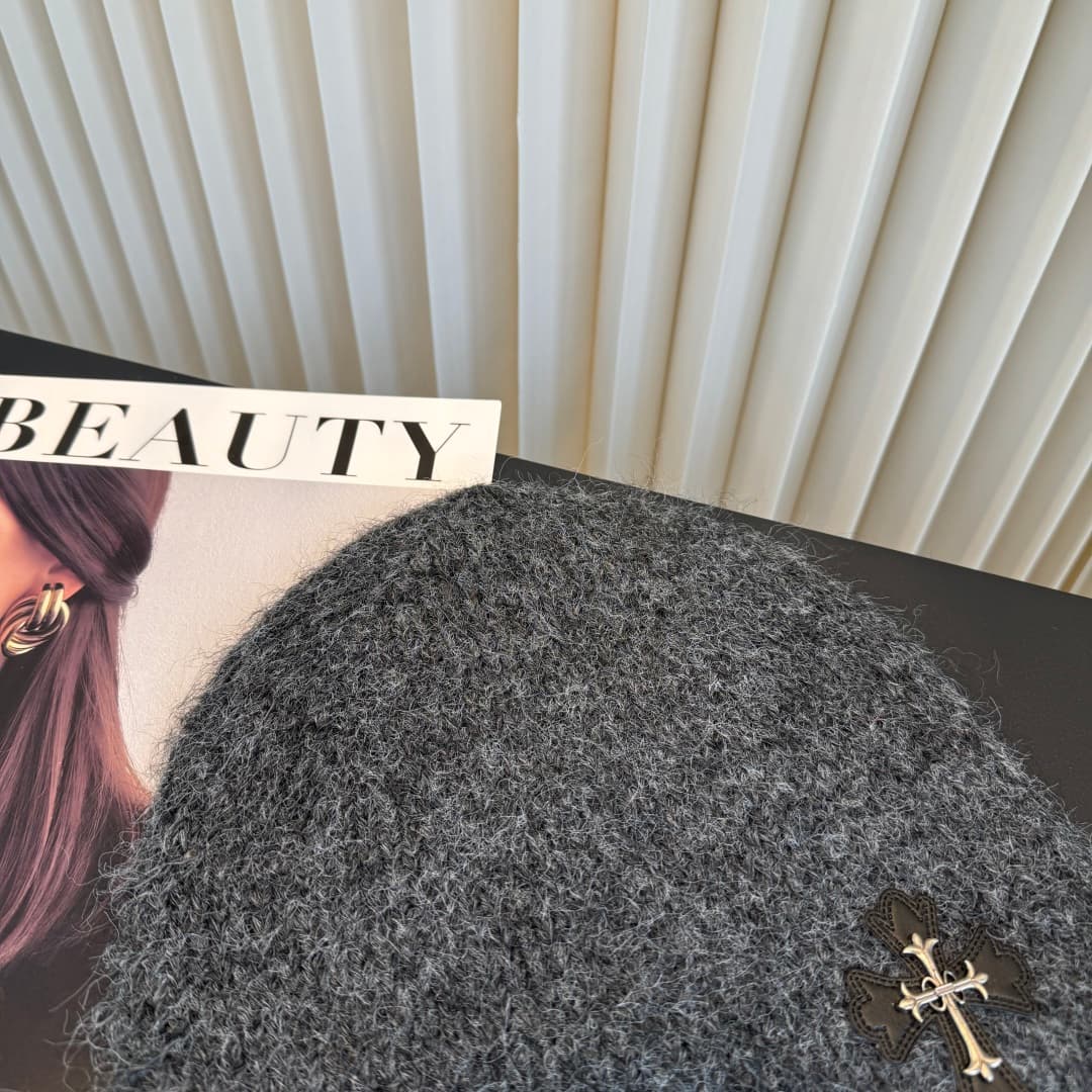 C29894 The new Seline beanie features high-quality materials and a stylish design – absolutely amazing! It’s a great choice for wearing on the street. It’s very fashionable and essential for any outfit. Buy it now! — image 4