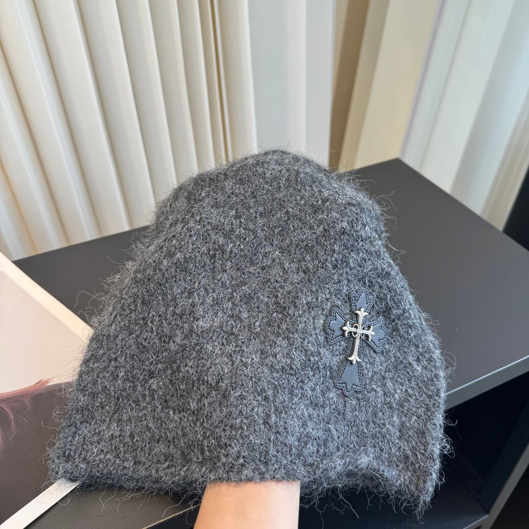 C29894 The new Seline beanie features high-quality materials and a stylish design – absolutely amazing! It’s a great choice for wearing on the street. It’s very fashionable and essential for any outfit. Buy it now! — image 3