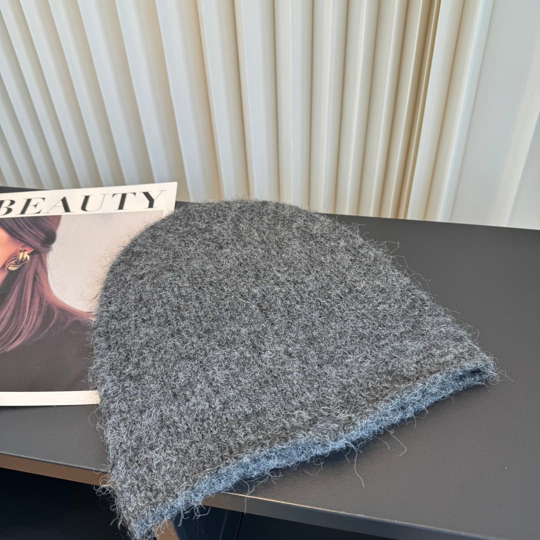 C29894 The new Seline beanie features high-quality materials and a stylish design – absolutely amazing! It’s a great choice for wearing on the street. It’s very fashionable and essential for any outfit. Buy it now! — image 5