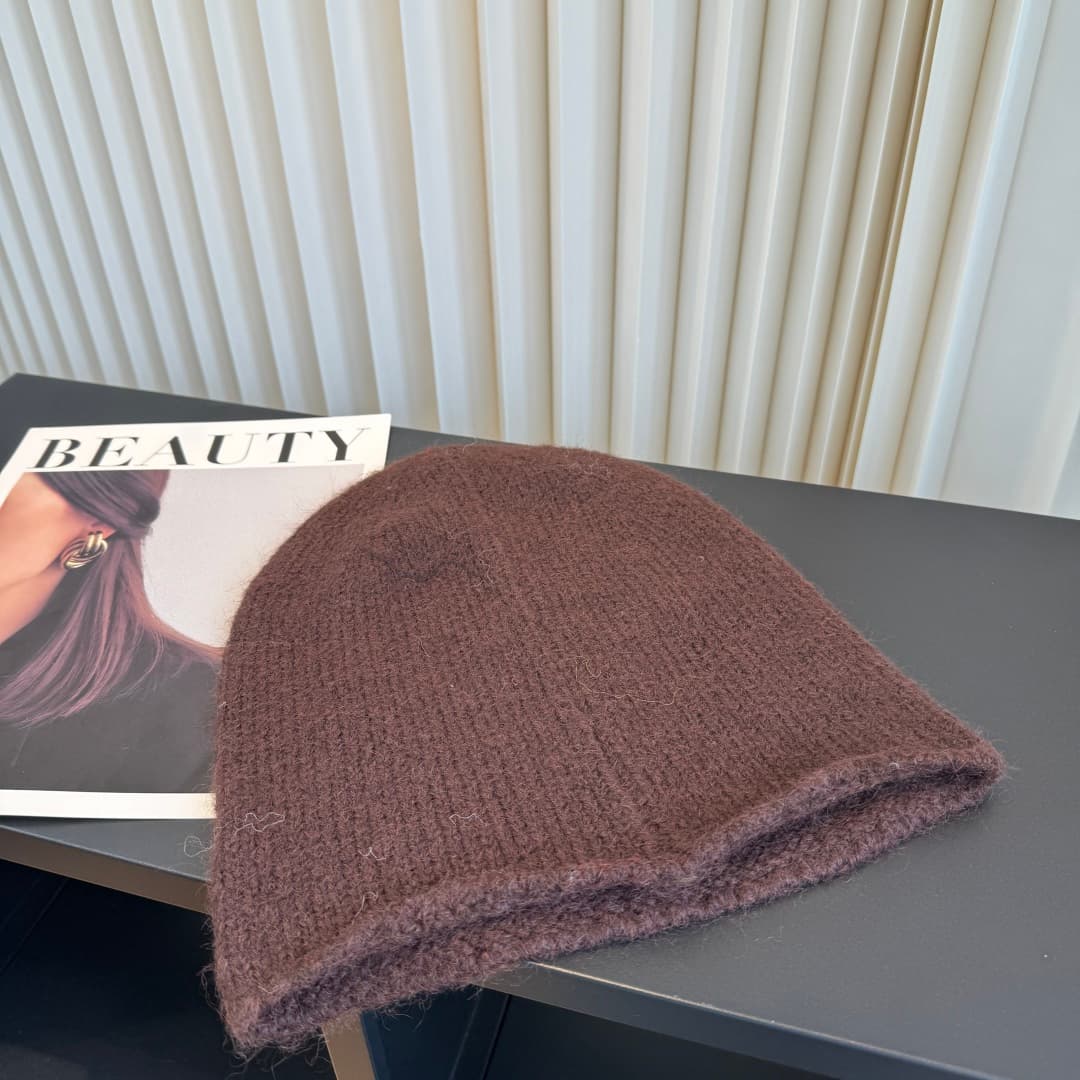 C29893 The new Seline beanie features high-quality materials and a stylish design – absolutely awesome! The quality is excellent, and it’s perfect for wearing on the street. It’s a must-have item for any fashion lover. Buy it now! — image 4