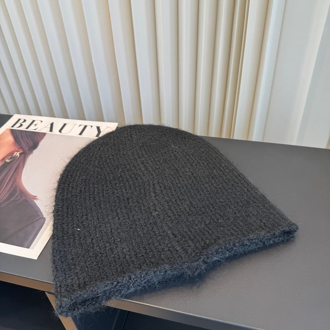 C29891 The new Seline cap features high-quality materials and a stylish design. It’s extremely popular! The quality is excellent, and it pairs well with any outfit. It’s a must-have item for those who go out frequently. Buy it now! — image 4