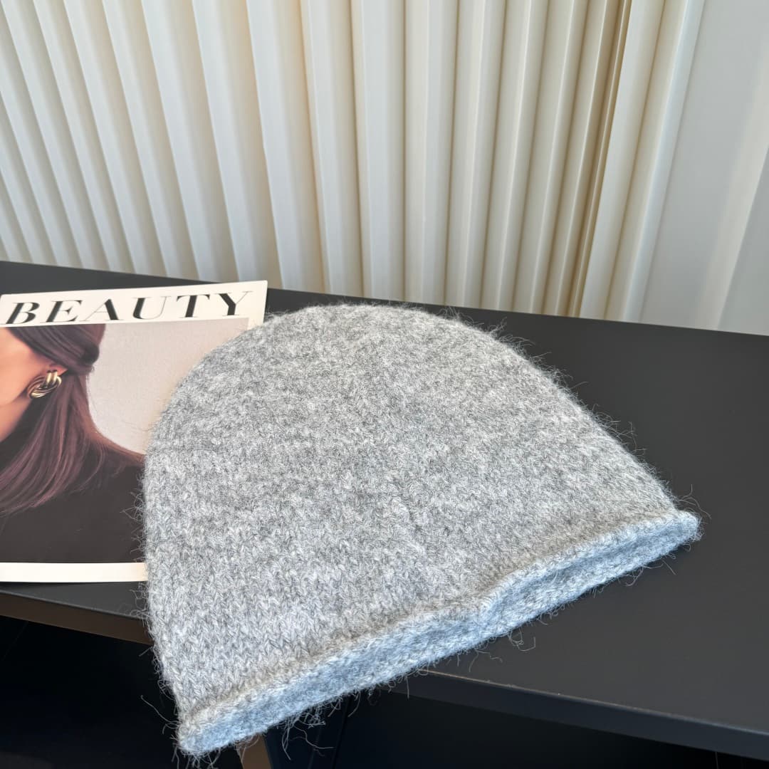 C29889 The new Seline cap features high-quality materials and a stylish design. It’s absolutely amazing! The quality is excellent, and it goes well with any outfit. It’s a must-have item for those who want to stay trendy. Buy it now! — image 4