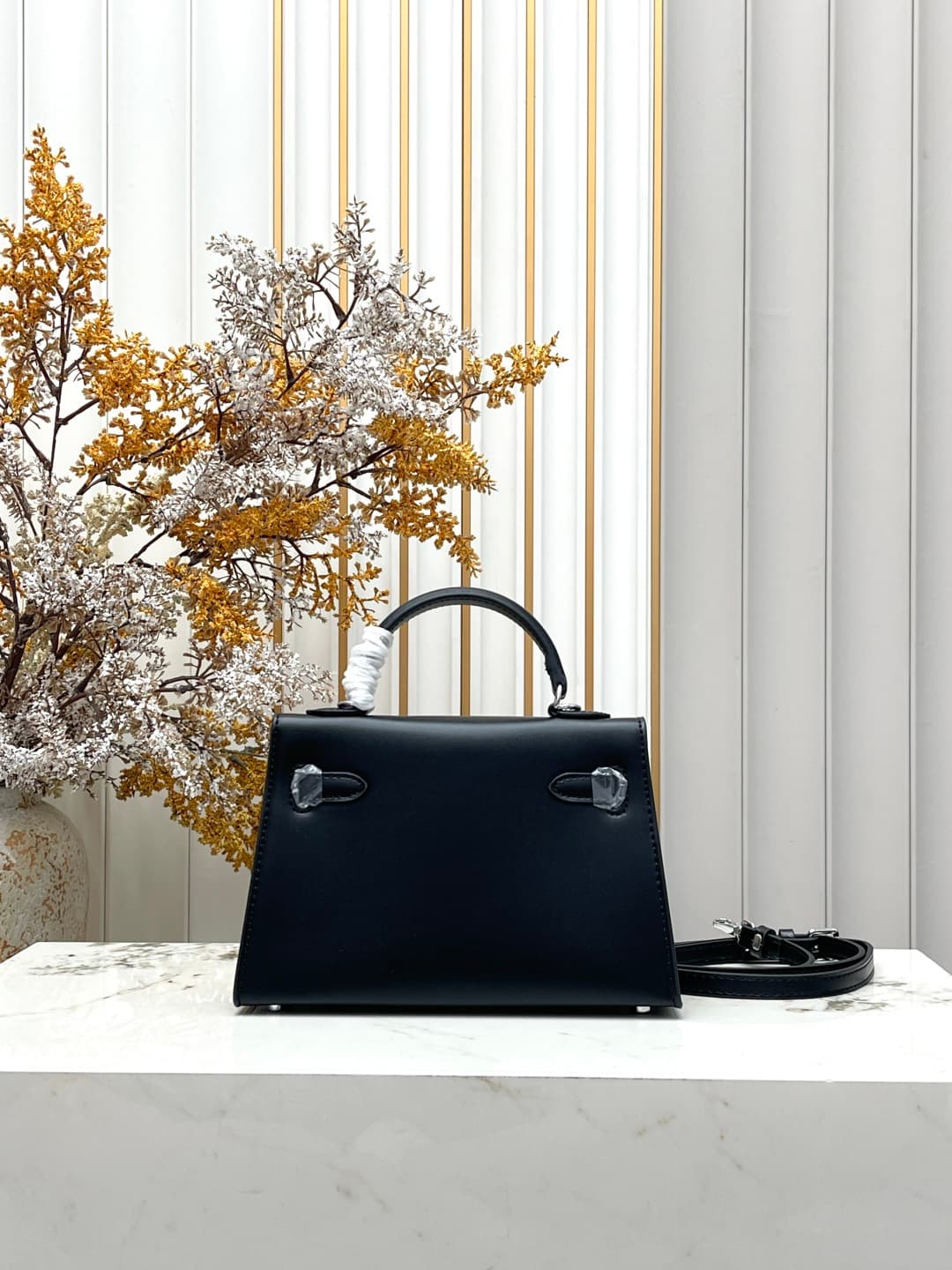 C4902 💰 Hermès Kelly 20.5cm black-silver Box leather 💫||✨ When the craftsmanship of Hermès is combined with the soft, shiny texture of Box leather, this Kelly 28 black-silver model instantly becomes my “white moonlight”! As a classic model at the entry-le — image 4