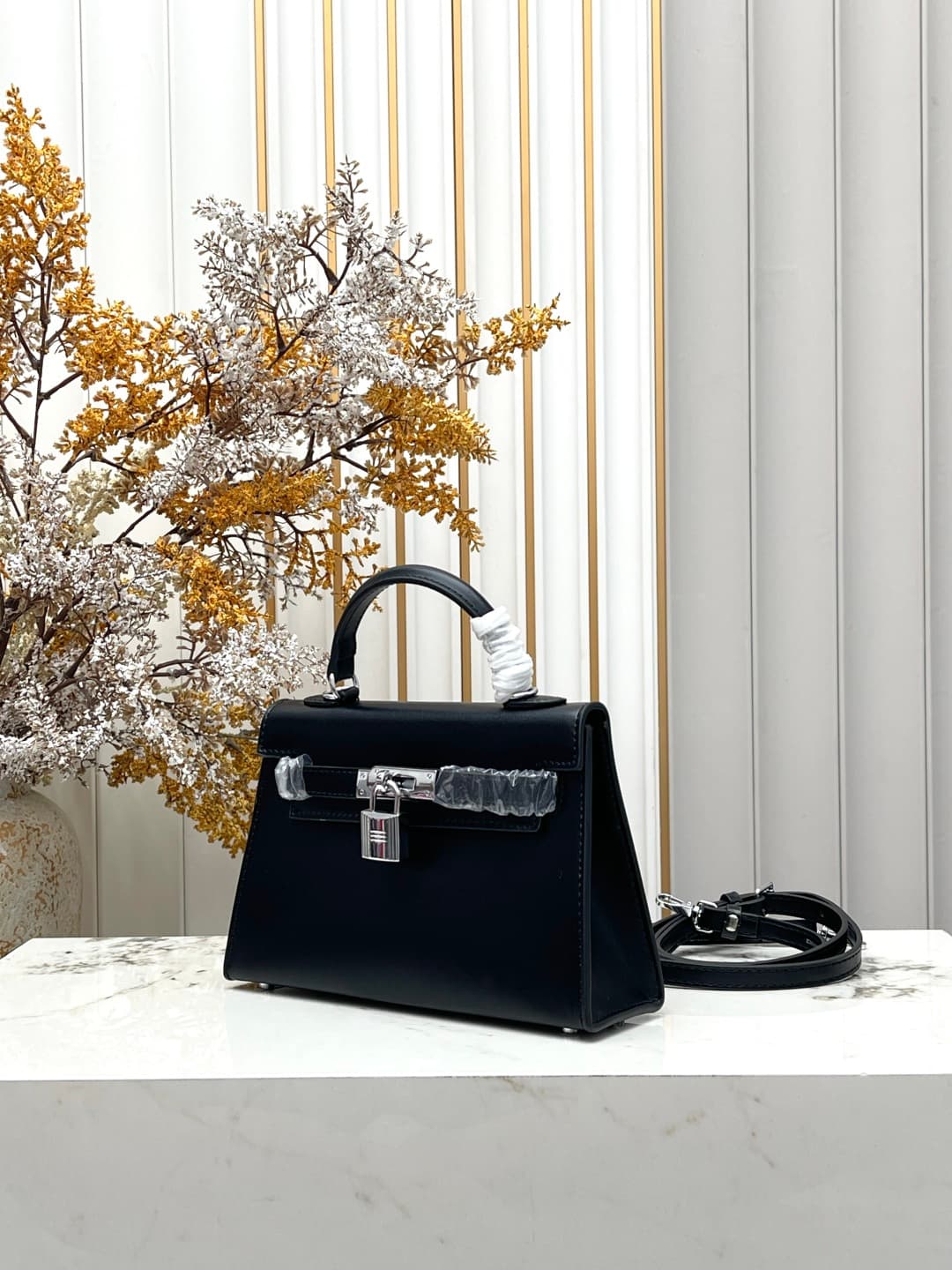 C4902 💰 Hermès Kelly 20.5cm black-silver Box leather 💫||✨ When the craftsmanship of Hermès is combined with the soft, shiny texture of Box leather, this Kelly 28 black-silver model instantly becomes my “white moonlight”! As a classic model at the entry-le — image 2
