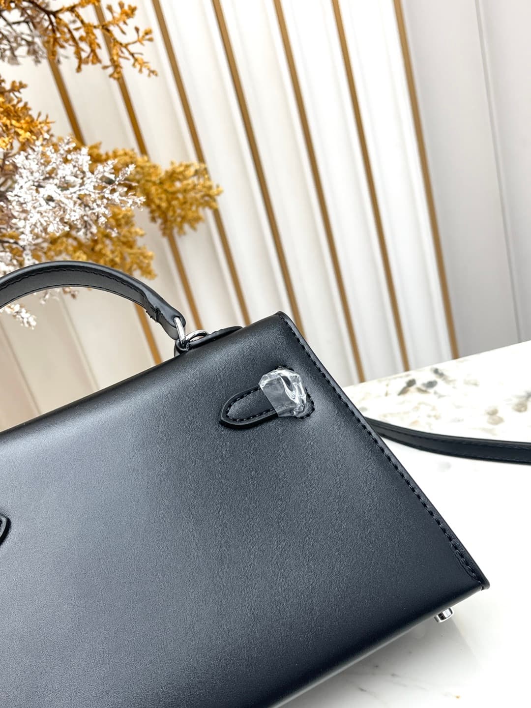C4902 💰 Hermès Kelly 20.5cm black-silver Box leather 💫||✨ When the craftsmanship of Hermès is combined with the soft, shiny texture of Box leather, this Kelly 28 black-silver model instantly becomes my “white moonlight”! As a classic model at the entry-le — image 5