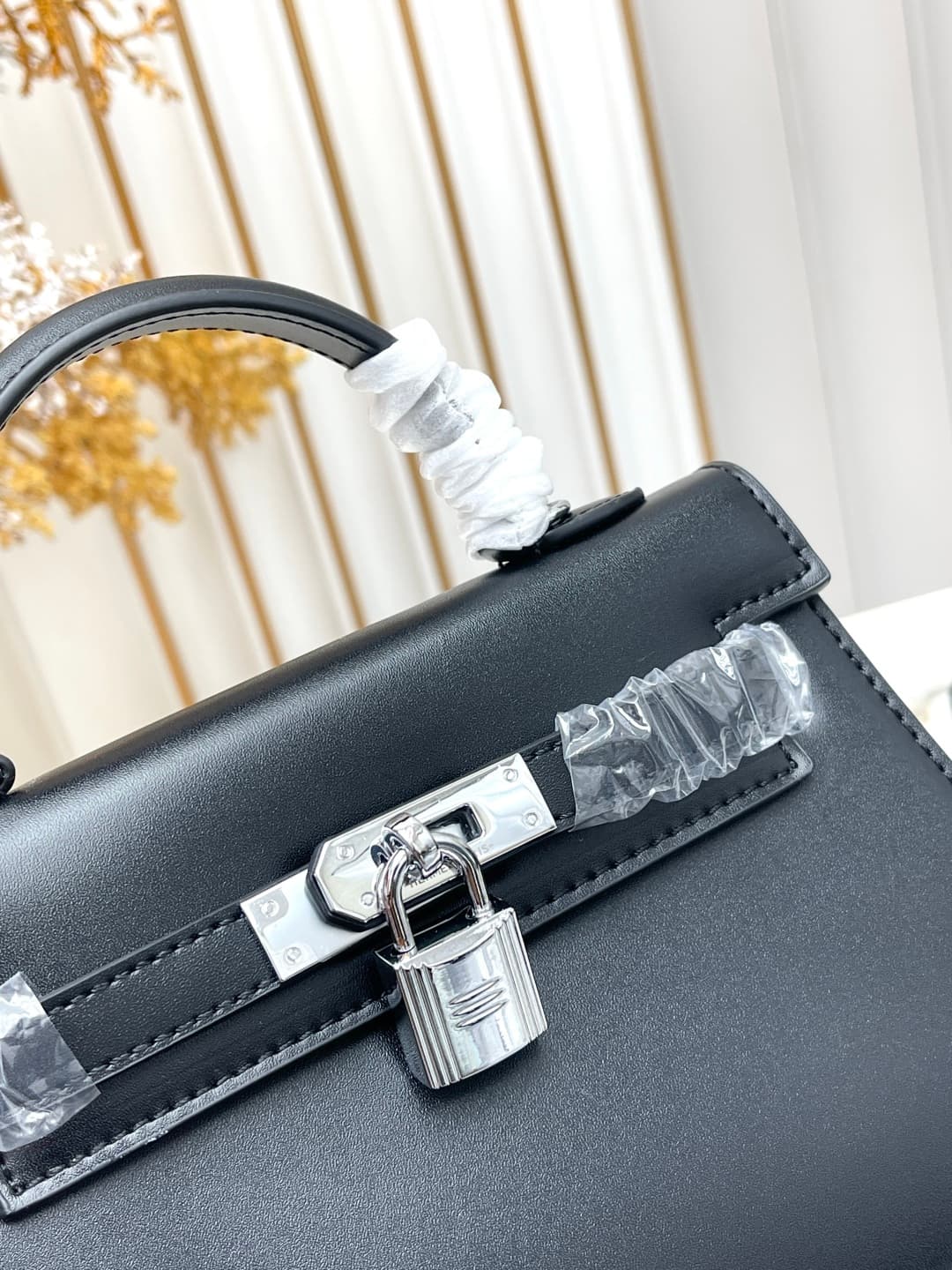 C4902 💰 Hermès Kelly 20.5cm black-silver Box leather 💫||✨ When the craftsmanship of Hermès is combined with the soft, shiny texture of Box leather, this Kelly 28 black-silver model instantly becomes my “white moonlight”! As a classic model at the entry-le — image 6