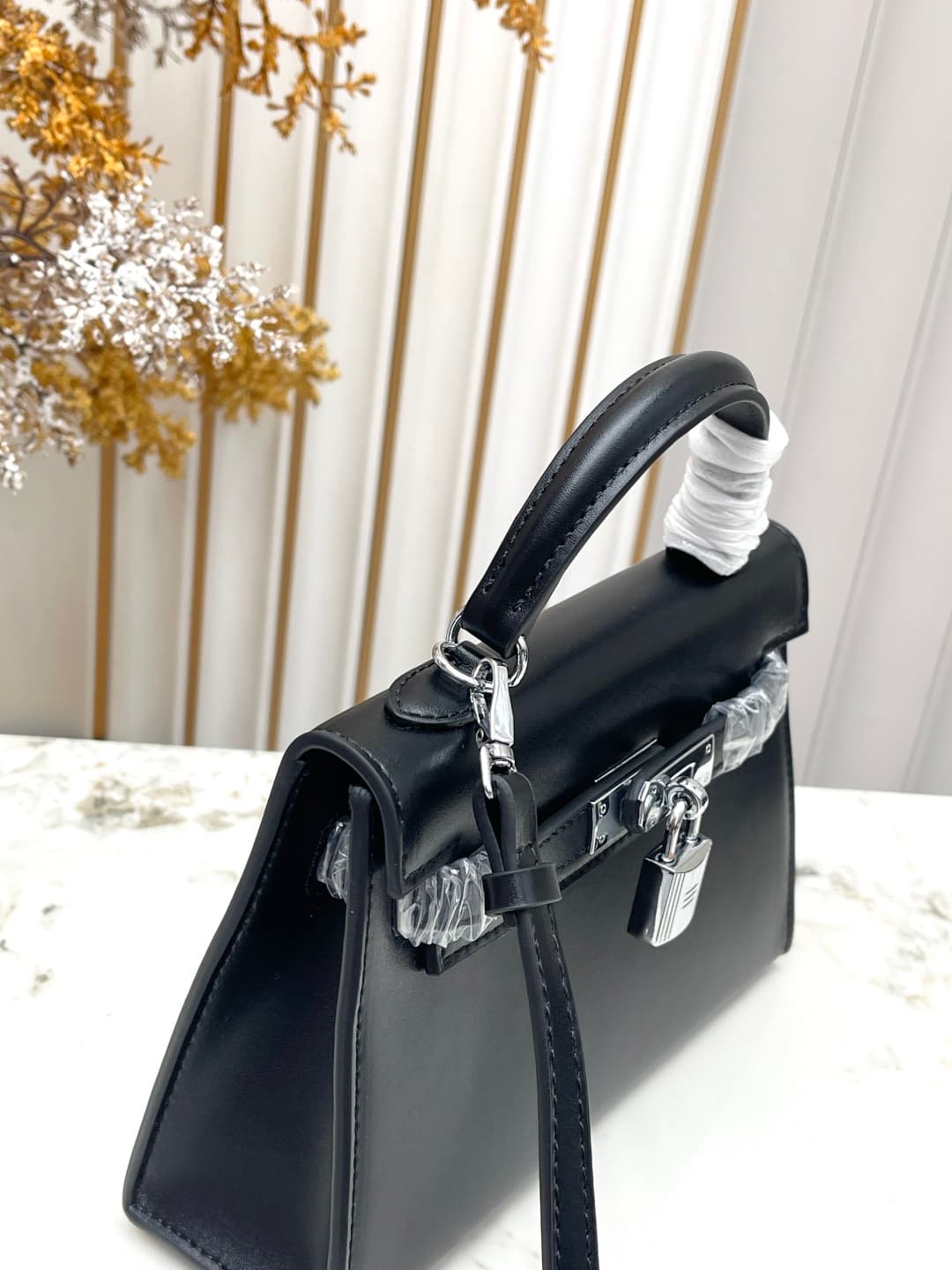 C4902 💰 Hermès Kelly 20.5cm black-silver Box leather 💫||✨ When the craftsmanship of Hermès is combined with the soft, shiny texture of Box leather, this Kelly 28 black-silver model instantly becomes my “white moonlight”! As a classic model at the entry-le — image 7
