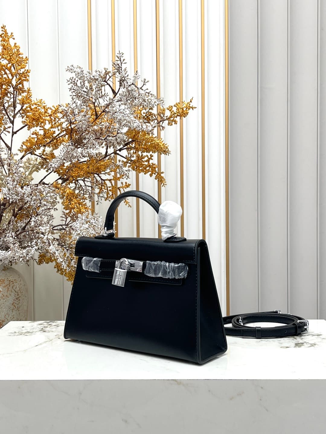 C4901 💰 Hermès Kelly 22cm black-silver Box leather 💫||✨ When the craftsmanship of Hermès is combined with the smooth, shiny texture of Box leather, this Kelly 28 black-silver model becomes a “celestial moon” in my heart! As a classic model at the entry-le — image 2