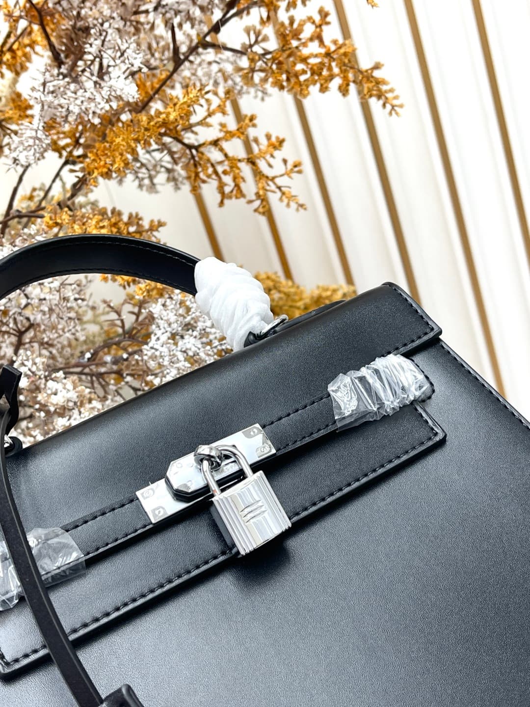 C4900 💰 Hermès Kelly 25cm black-silver Box leather 💫||✨ When the craftsmanship of Hermès is combined with the smooth, shiny texture of Box leather, this Kelly 28 black-silver model becomes a “miracle of light” in my heart! As a classic model suitable for  — image 6