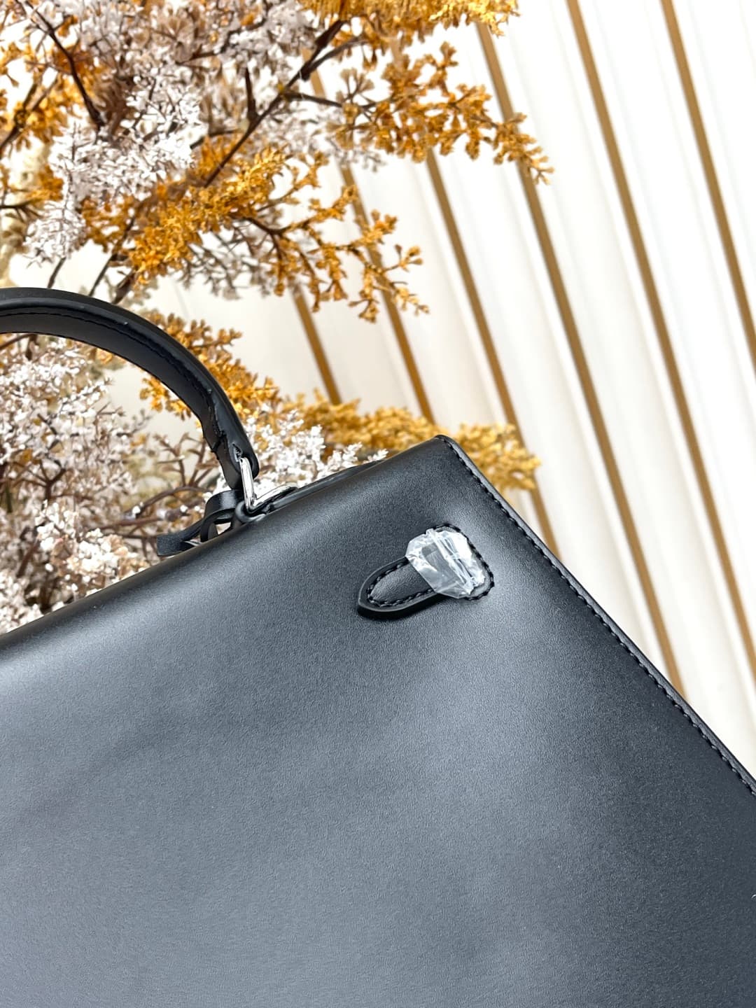 C4900 💰 Hermès Kelly 25cm black-silver Box leather 💫||✨ When the craftsmanship of Hermès is combined with the smooth, shiny texture of Box leather, this Kelly 28 black-silver model becomes a “miracle of light” in my heart! As a classic model suitable for  — image 5