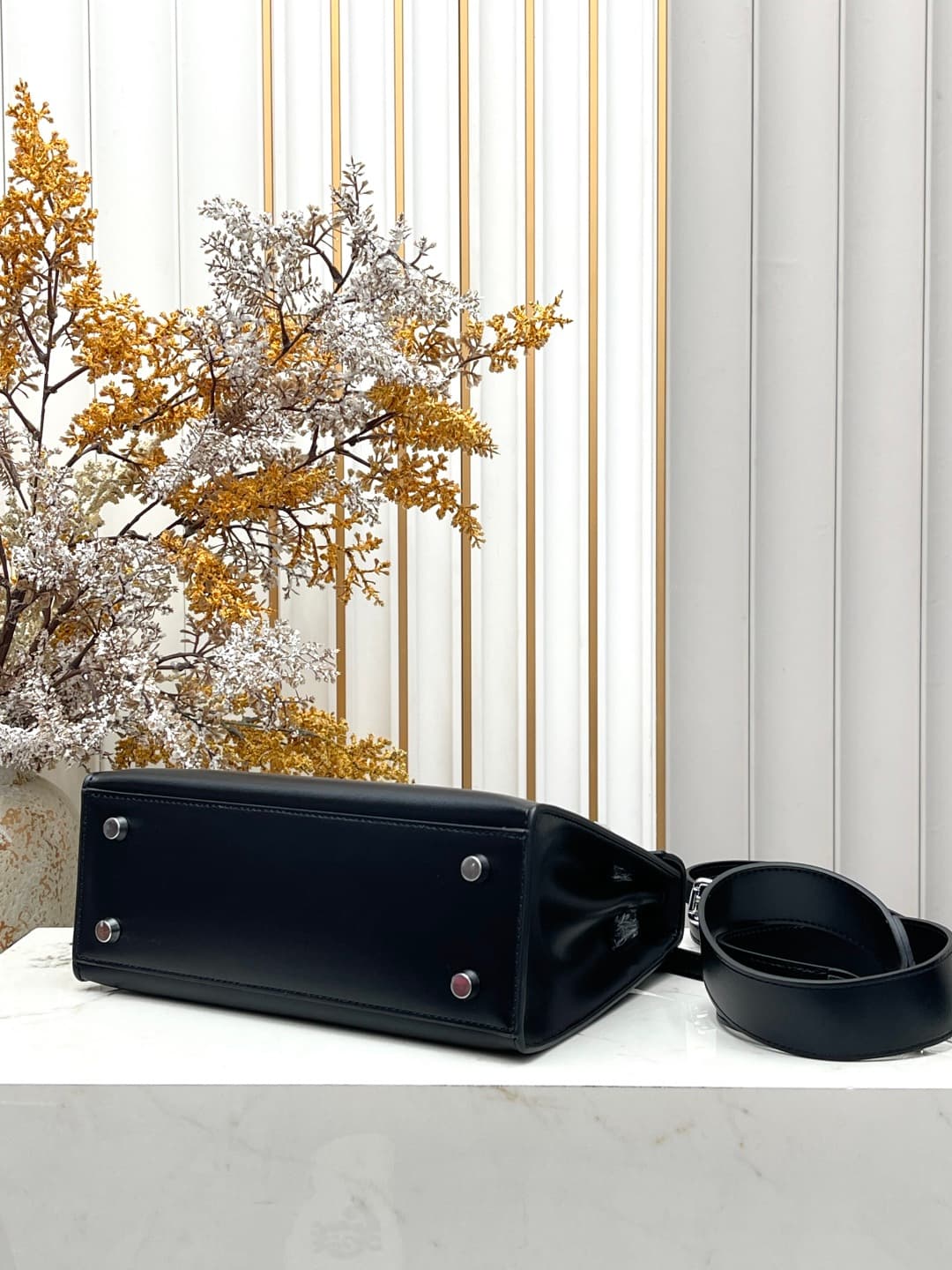 C4900 💰 Hermès Kelly 25cm black-silver Box leather 💫||✨ When the craftsmanship of Hermès is combined with the smooth, shiny texture of Box leather, this Kelly 28 black-silver model becomes a “miracle of light” in my heart! As a classic model suitable for  — image 4
