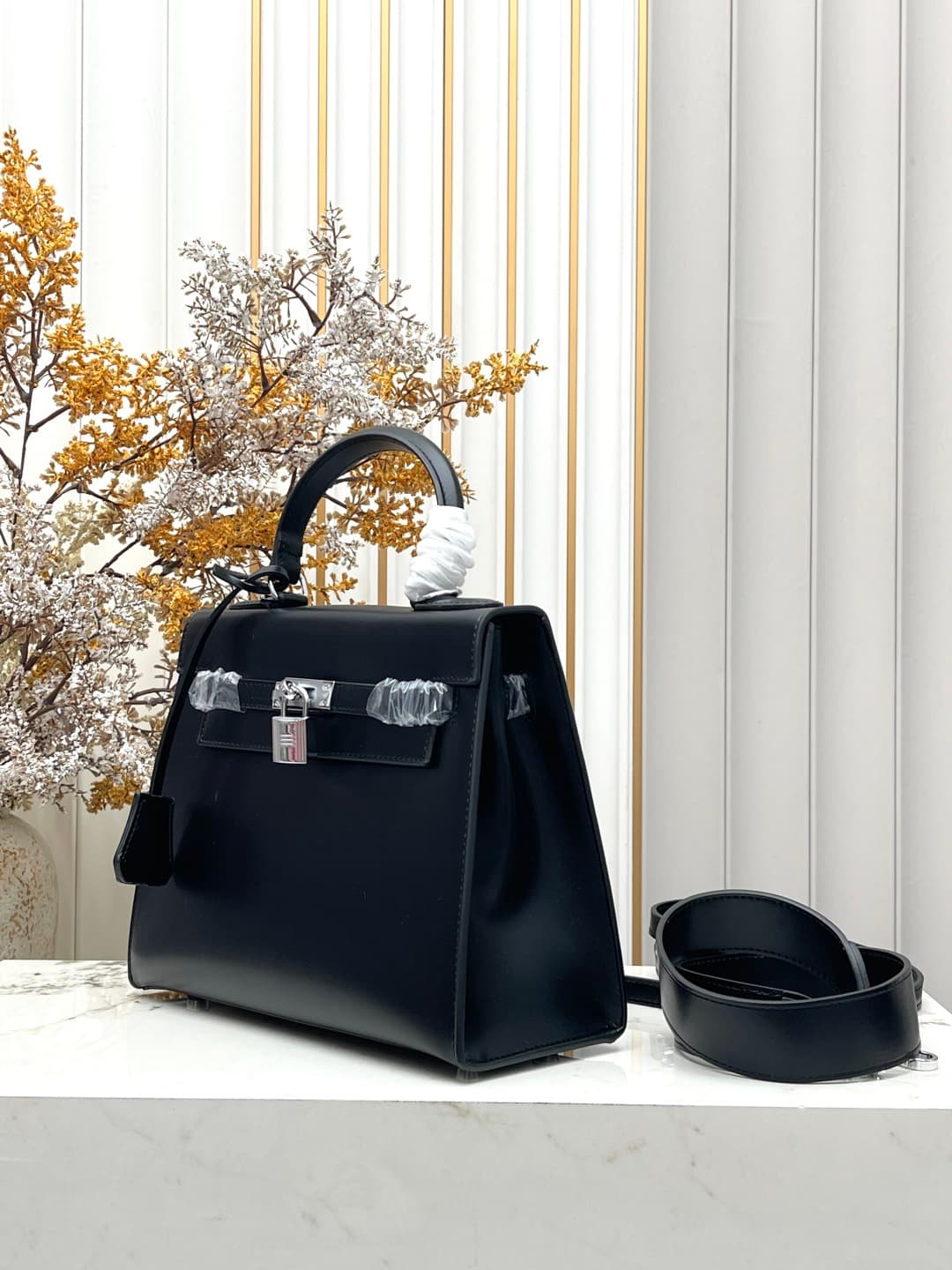 C4900 💰 Hermès Kelly 25cm black-silver Box leather 💫||✨ When the craftsmanship of Hermès is combined with the smooth, shiny texture of Box leather, this Kelly 28 black-silver model becomes a “miracle of light” in my heart! As a classic model suitable for  — image 2