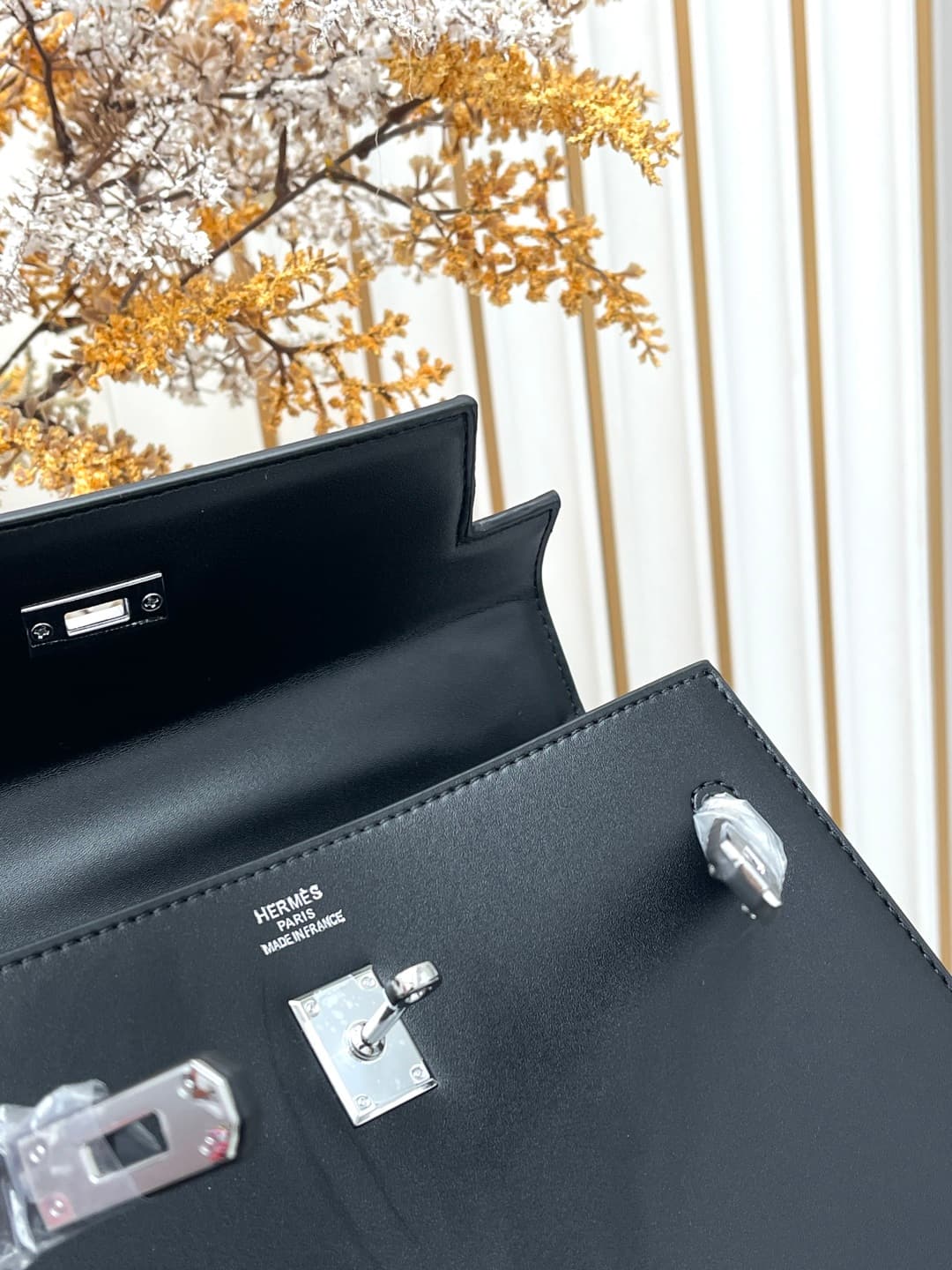 C4900 💰 Hermès Kelly 25cm black-silver Box leather 💫||✨ When the craftsmanship of Hermès is combined with the smooth, shiny texture of Box leather, this Kelly 28 black-silver model becomes a “miracle of light” in my heart! As a classic model suitable for  — image 8