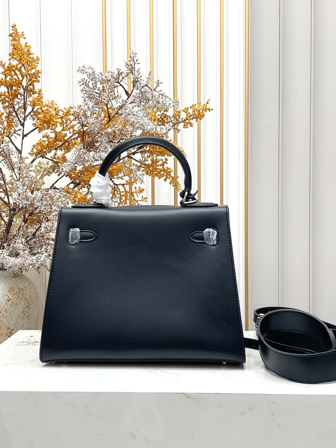 C4900 💰 Hermès Kelly 25cm black-silver Box leather 💫||✨ When the craftsmanship of Hermès is combined with the smooth, shiny texture of Box leather, this Kelly 28 black-silver model becomes a “miracle of light” in my heart! As a classic model suitable for  — image 3