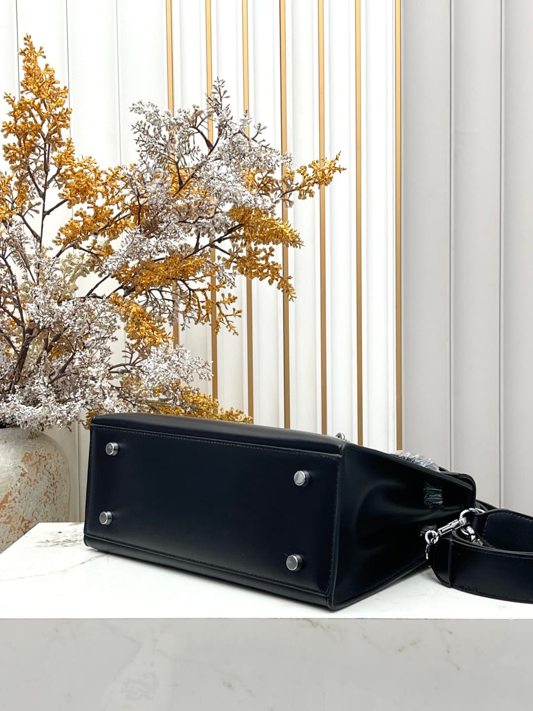 C4899 💰 Hermès Kelly 28cm black-silver Box leather 💫||✨ When the craftsmanship of Hermès is combined with the smooth, shiny texture of Box leather, this Kelly 28 black-silver model instantly becomes my “ethereal moonlight”! As a classic model at the entry — image 4