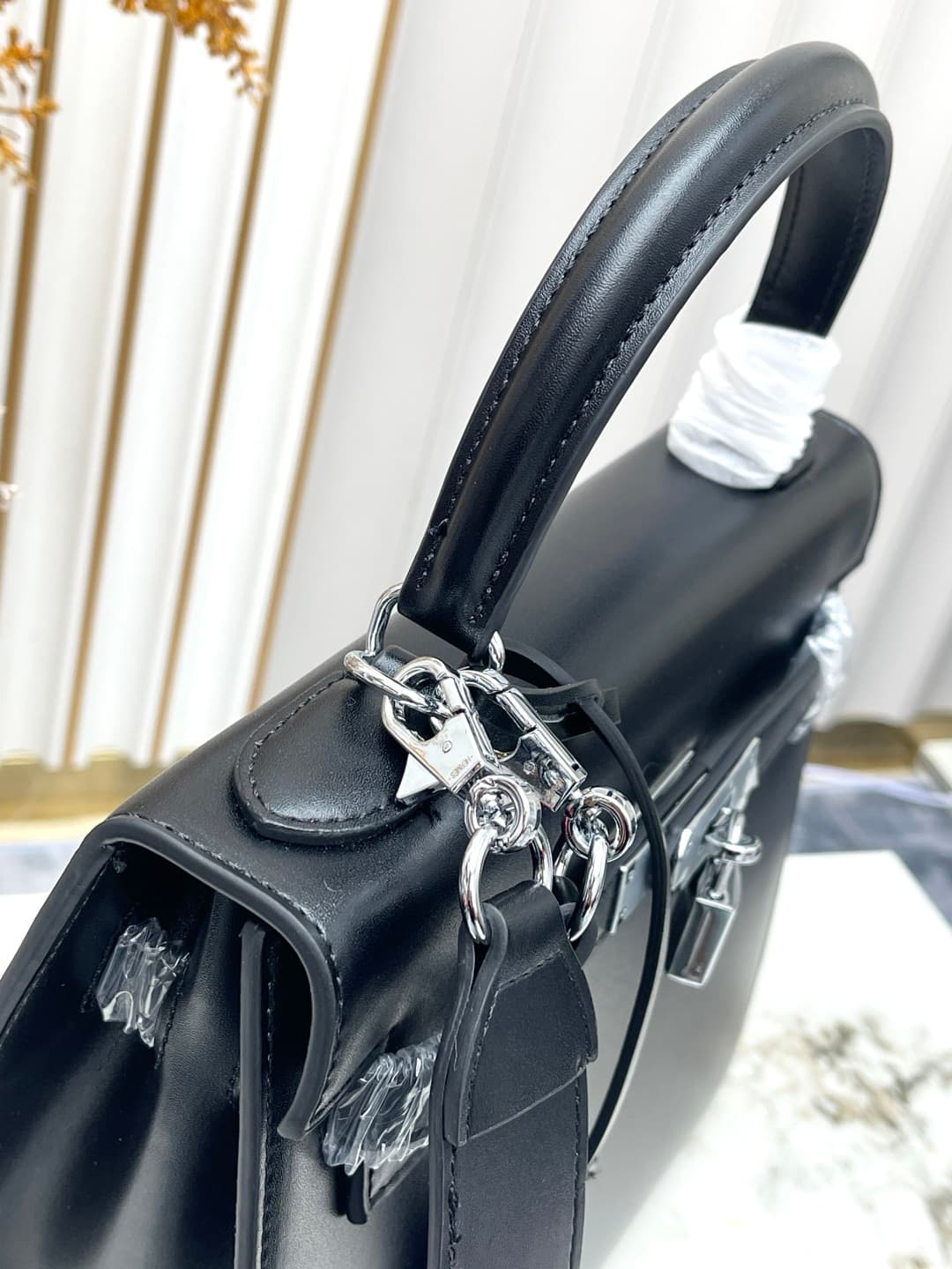 C4899 💰 Hermès Kelly 28cm black-silver Box leather 💫||✨ When the craftsmanship of Hermès is combined with the smooth, shiny texture of Box leather, this Kelly 28 black-silver model instantly becomes my “ethereal moonlight”! As a classic model at the entry — image 7