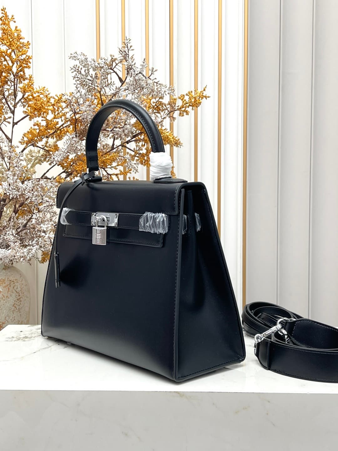C4899 💰 Hermès Kelly 28cm black-silver Box leather 💫||✨ When the craftsmanship of Hermès is combined with the smooth, shiny texture of Box leather, this Kelly 28 black-silver model instantly becomes my “ethereal moonlight”! As a classic model at the entry — image 2