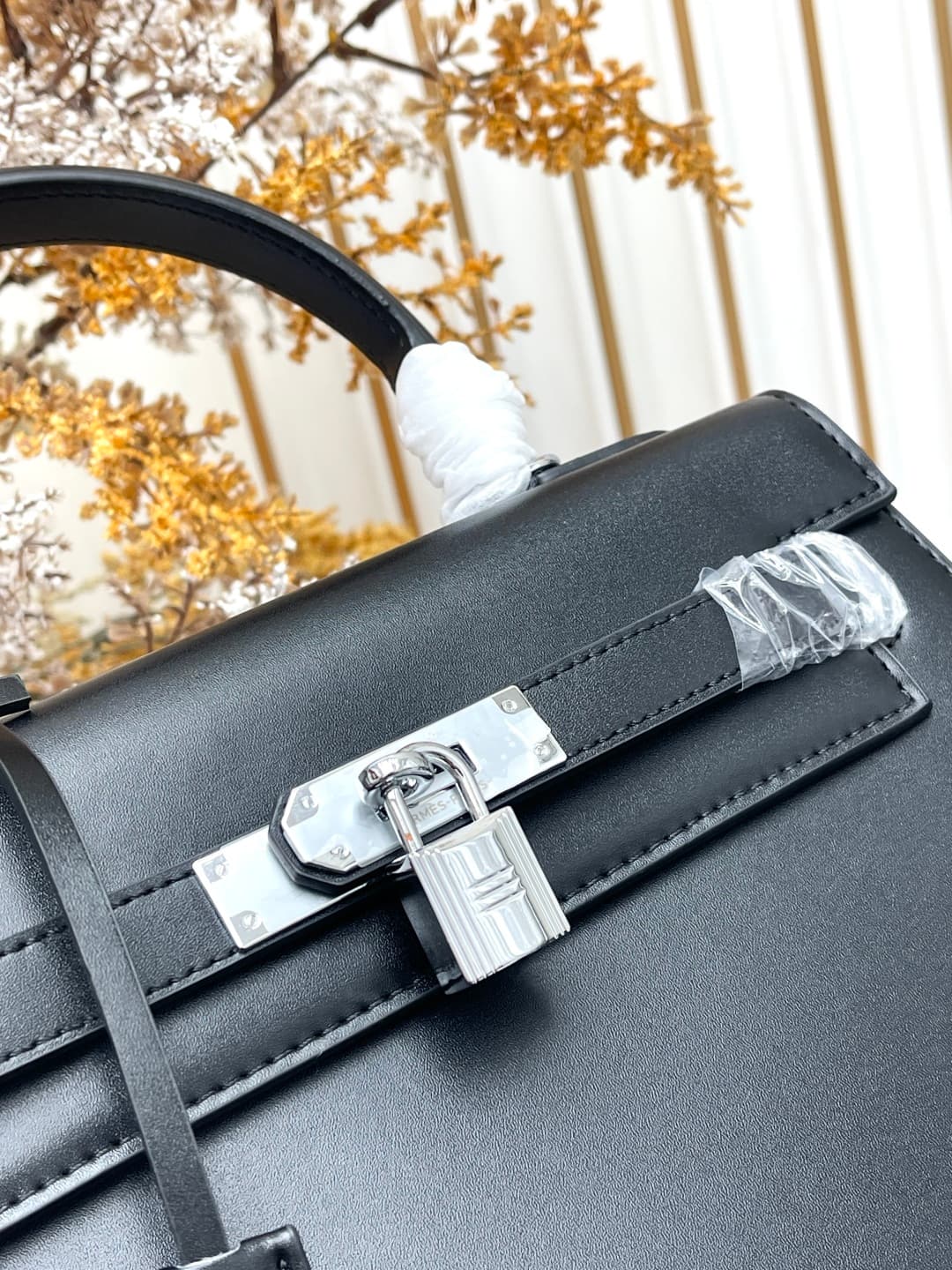 C4899 💰 Hermès Kelly 28cm black-silver Box leather 💫||✨ When the craftsmanship of Hermès is combined with the smooth, shiny texture of Box leather, this Kelly 28 black-silver model instantly becomes my “ethereal moonlight”! As a classic model at the entry — image 6