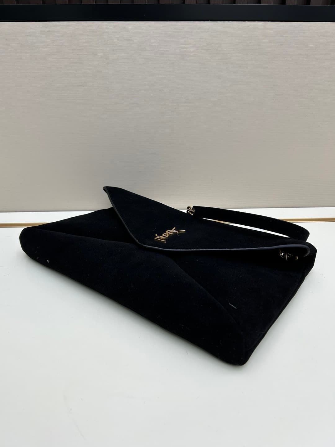 C8720 New model 💰 Leather Vintage/retro Saint Laurent envelope bag 25. This bag features an envelope-shaped design with textured leather, and the golden YSL logo is highly recognizable. It comes with a detachable chain strap, combining the elegance of a h — image 6