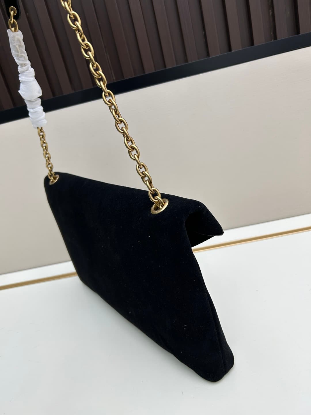 C8720 New model 💰 Leather Vintage/retro Saint Laurent envelope bag 25. This bag features an envelope-shaped design with textured leather, and the golden YSL logo is highly recognizable. It comes with a detachable chain strap, combining the elegance of a h — image 3