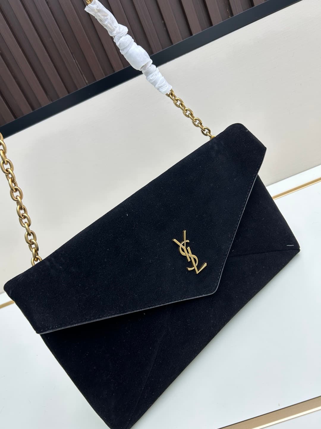 C8720 New model 💰 Leather Vintage/retro Saint Laurent envelope bag 25. This bag features an envelope-shaped design with textured leather, and the golden YSL logo is highly recognizable. It comes with a detachable chain strap, combining the elegance of a h — image 4